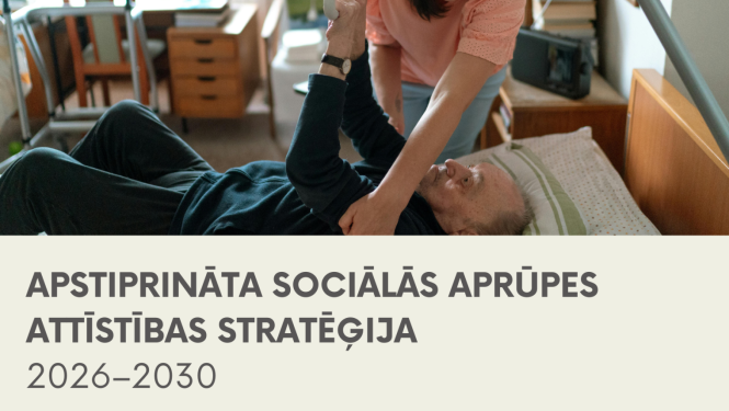 Informatīvs attēls ar uzrakstu "APSTIPRINĀTA SOCIĀLĀS APRŪPES ATTĪSTĪBAS STRATĒĢIJA 2026–2030". Augšpusē redzama fotogrāfija, kurā sociālā darbiniece jeb aprūpētāja palīdz gulošam vecāka gadagājuma vīrietim gultā, turot viņu aiz rokas un palīdzot piecelties.