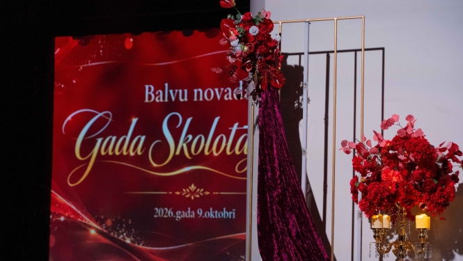 Attēlā redzams skatuves izskārtojums pasākumā "Gada skolotājs 2026''"