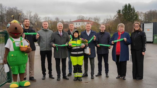 Attēlā redzami cilvēki, kas skatās kamerā
