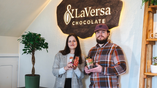 IK ''LaVersa'' dibinātāji Aleta Boldāne un Niks Mičs savā veikalā Balvos, rokās turot savu saražoto produkciju.