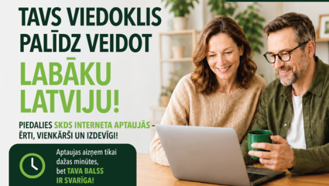 SKDS pētījumu centra informatīvais plakāts "Tavs viedoklis palīdz veidot labāku Latviju!". Attēlā redzams smaidošs pāris pie klēpjdatora, informācija par dalību interneta un telefonaptaujās, iespēju laimēt dāvanu kartes, kā arī reģistrācijas QR kods un kontaktinformācija.