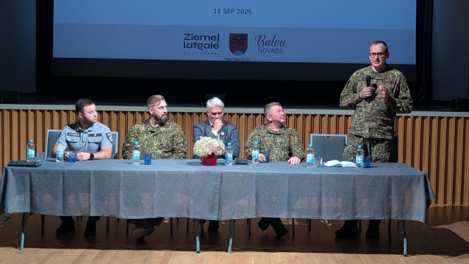 Attēlā redzamas amatpersonas - 5 vīriesi, kas sēž pie galda.