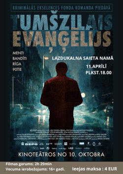 Attēls ir filmas plakāts tumšās, noslēpumainās noskaņās.  Centrā redzama cilvēka siluets no mugurpuses — viņš stāv uz slapjas pilsētas ielas naktī. Iela spīd no lietus, un fonā redzamas automašīnu gaismas, kas izplūdušas miglainā, zilgani zaļā tonī. Cilvēks izskatās vientuļš un noslēpumains, iespējams, valkā tumšu mēteli ar kapuci vai augstu apkakli.  Augšpusē lieliem burtiem rakstīts filmas nosaukums: “Tumšzilais evaņģēlijs”.