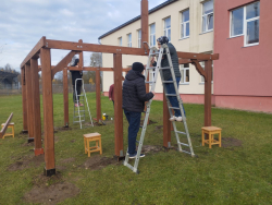 Balvu profesionālās un vispārizglītojošās vidusskola audzēkņi veido āra terasi