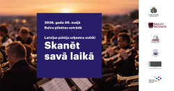 Fonā ir silts, saulrieta apgaismots skats ar lielu pūtēju orķestri brīvā dabā. Redzami daudzi mūziķi ar pūšamajiem instrumentiem (trompetēm, tromboniem u.c.), kas sēž rindās un muzicē. Gaisma ir zeltaina, rada svinīgu un mierīgu noskaņu.  Attēla centrā ir liels tumši zils taisnstūris ar baltu tekstu latviešu valodā. Tajā rakstīts: Latvijas pūtēju orķestru svētki