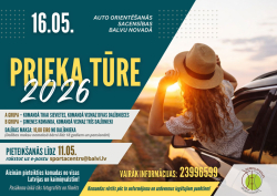 Krāsains plakāts par auto orientēšanās sacensībām “Prieka tūre 2026”, kas notiks 16. maijā Balvu novadā.  Kreisajā pusē uz tumši zaļa fona ir lieliem burtiem rakstīts pasākuma nosaukums, datums un informācija par dalību, pieteikšanos līdz 11. maijam un kontaktiem.  Labajā pusē redzama vasarīga fotogrāfija: meitene ar salmu cepuri izliekusies pa automašīnas logu un raugās saulrietā, radot brīvības un piedzīvojuma noskaņu.