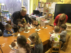 Bērni cep piparkūkas