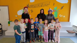 Pirmsskolas izglītības iestāde "Sienāzītis" grupiņas bērni kopā ar fonda pārstāvjiem