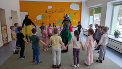 Pirmsskolas izglītības iestāde "Sienāzītis" grupiņas bērni kopā ar fonda pārstāvjiem