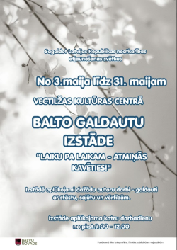 Attēlā redzama gaiša, mierīga afiša ar izplūdušu baltu ziedu zaru fonu. Centrā zilgani baltiem burtiem rakstīts paziņojums par balto galdautu izstādi Vectilžas kultūras centrā no 3. maija līdz 31. maijam. Izstādes nosaukums ir “Laiku pa laikam – atmiņās kavēties!”