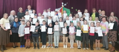 2. klašu skolēnu konkursa "Imanta Ziedoņa Krāsaino pasaku pētnieki" dalībnieku kopbilde