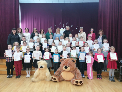 Konkursa ''Vinnija Pūka un viņa draugu piedzīvojumī'' dalībnieki kopā ar pedagogiem