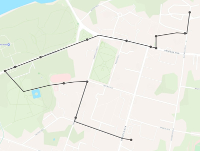 Attēlā redzama stilizēta Balvu pilsētas karte ar iezīmētu Krustaceļa maršrutu. Maršruts attēlots kā tumša līnija ar punktiem, kas apzīmē apstāšanās vietas.