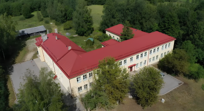 Skats uz Mežvidu skolu no putna lidojuma 