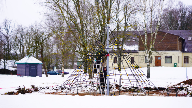 Lāča dārzā top jauns objekts - bērnu rotaļu laukuma elements