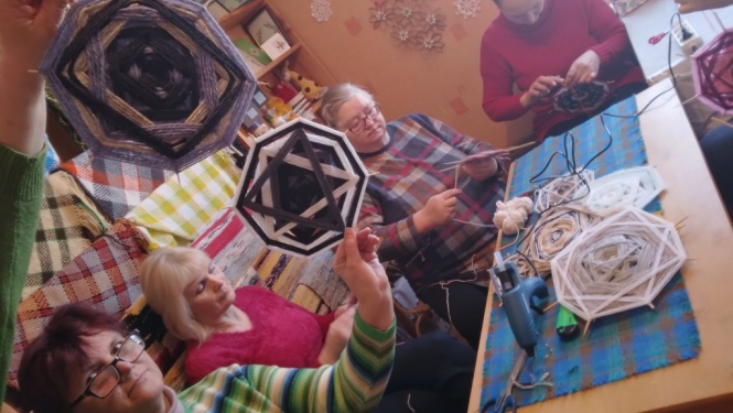 Briežuciemā top skaistas dzijas mandalas