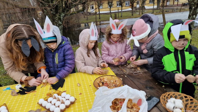 Stacijas pamatskolas skolēni svinēja Lieldienas un mācījās latviskās tradīcijas