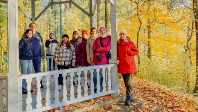 Kopā ar brīvprātīgajiem jauniešiem izzina Latvijas rudens burvību