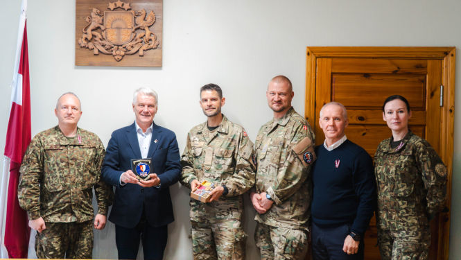 Balvu novada pašvaldības domes priekšsēdētājs Jānis Trupovnieks kopā ar Zemessardzes 31. kājnieku bataljona komandieri, pulkvežleitnantu Jāni Freimani un Dāņu kaujas bataljona komandieri, pulkvežleitnantu Džimiju Holstu (Jimmi Holst)