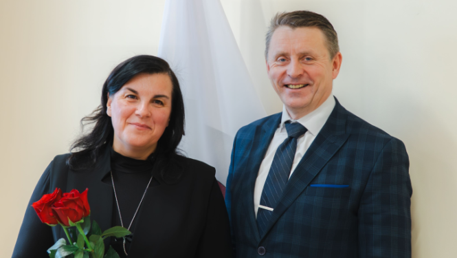 Balvu Centrālās bibliotēkas vadītāja Ruta Suseja kopā ar Balvu novada pašvaldības domes priekšsēdētāju Sergeju Maksimovu