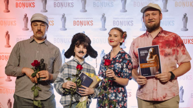 Folkloras kopa "Upīte" ar iegūto Latgaliešu kultūras gada balvu "Boņuks"