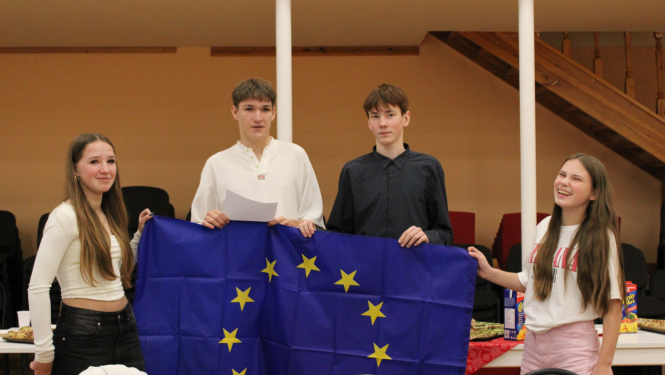 Jaunieši rokās ar Eiropas Savienības karogu