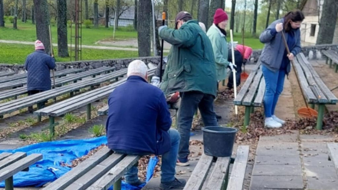 Lielajā talkā sakopta Baltinavas parka teritorija