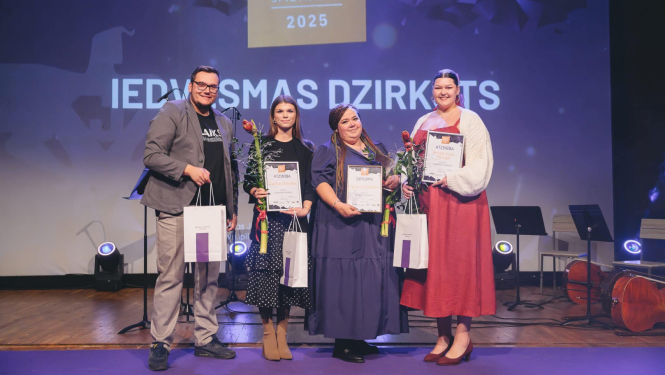 Žaklīna Orlovska kopā ar citiem Atzinības raksta saņēmējiem