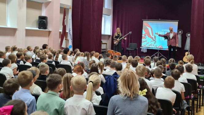 Balvu sākumskolas skolēniem mākslinieki Arta Abaroniņa un Mikus Abaroniņš sniedz koncertu