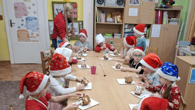 Grupiņas bērni cepj piparkūkas