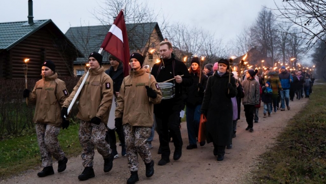 Iedzīvotāji Baltinavā vienojās Lāčplēša dienas lāpu gājienā