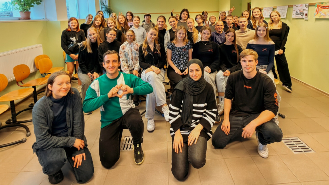 Brīvprātīgie kopā ar jauniešiem no Rekavas vidusskolas