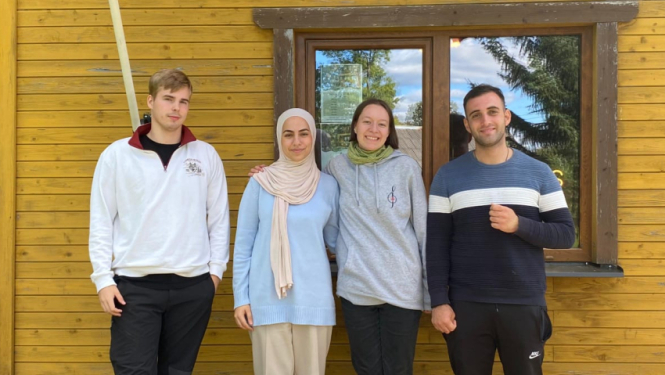 Brīvprātīgā darba veicēji Balvu novadā pie Latvijas karoga