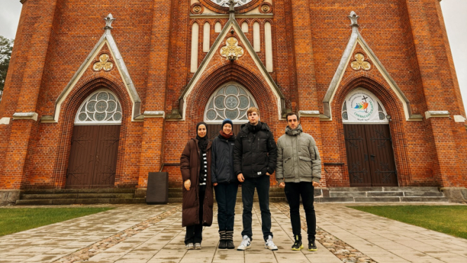 Balvu novada brīvprātīgie jaunieši pie Viļakas Vissvētās Jēzus Sirds Romas katoļu baznīcas