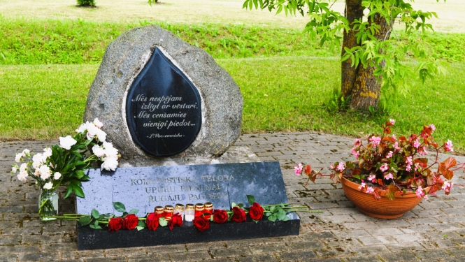 “Es sapni par dzimteni pagalvī likšu…” – pieminot 1941.gada komunistiskā genocīda upurus