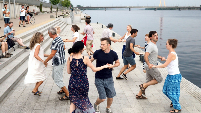 Pasniegs apliecinājumus par nemateriālā kultūras mantojuma vērtības iekļaušanu Latvijas Nacionālajā nemateriālā kultūras mantojuma sarakstā