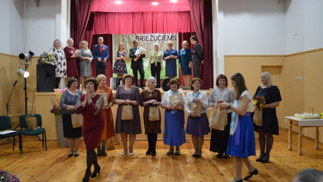 Briežuciemā svētki ne tikai dramatiskajam kolektīvam, bet visiem pasākuma apmeklētājiem