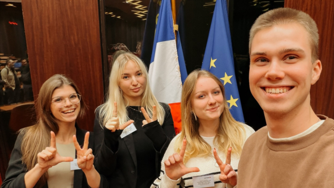 Jaunatnes lietu speciāliste Žaklīna Orlovska un jauniešiem Dižonā