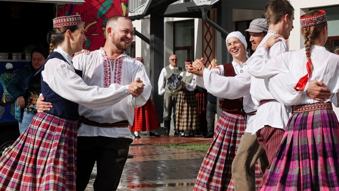 Folkloras kopa "Upīte" kopā ar draugiem no Čehijas, Gruzijas un Kostarikas dāvina jaunu dziesmu