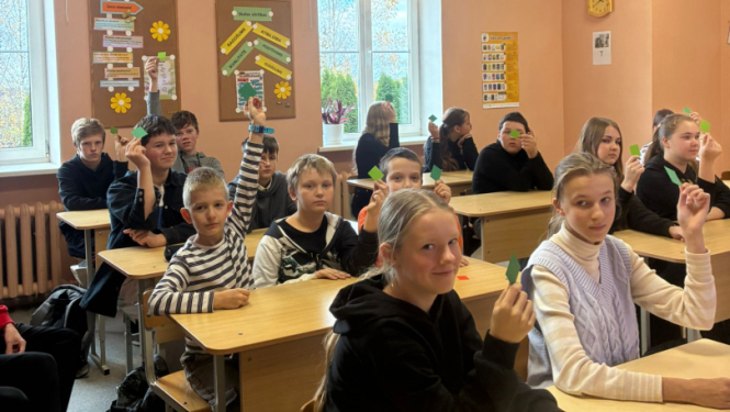 Bērzpils pamatskolas skolēni mācību laikā