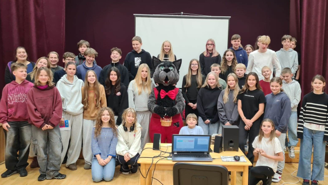 Projekta "Back to the Future: Bonding through traditions" dalībnieki kopā ar Balvu novada vilku