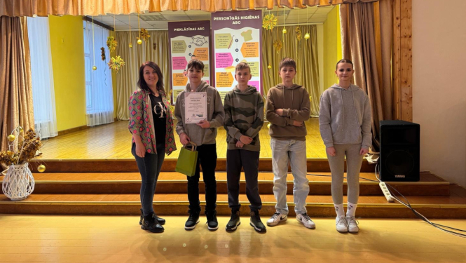 Jaunieši saņemot apbalvojumus par piedalīšanos konkursā