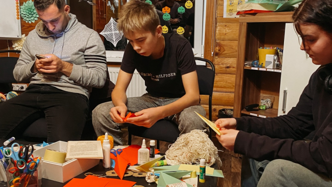 Jaunieši gatavo eglīšu rotājumus