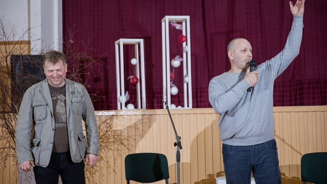2 vīrieši
