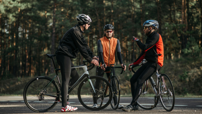 Trīs vīrieši piedalās velobraucienā