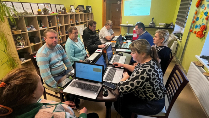 Viļakas dienas aprūpes centra klienti apgūst datorprasmes