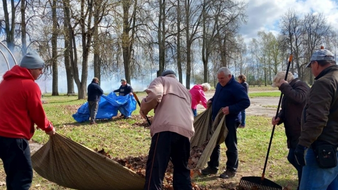 Pavasara sakopšanas darbi Baltinavas parkā