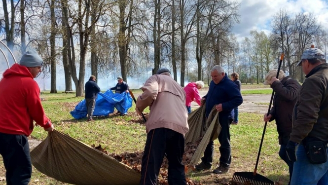 Pavasara sakopšanas darbi Baltinavas parkā