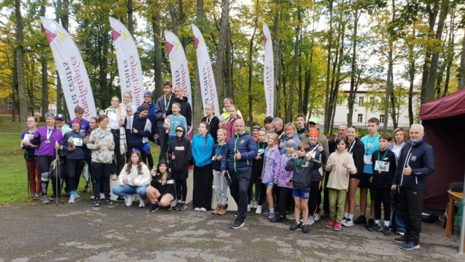 Aizvadītas tradicionālās rudens sacensības nūjotājiem un skrējējiem 