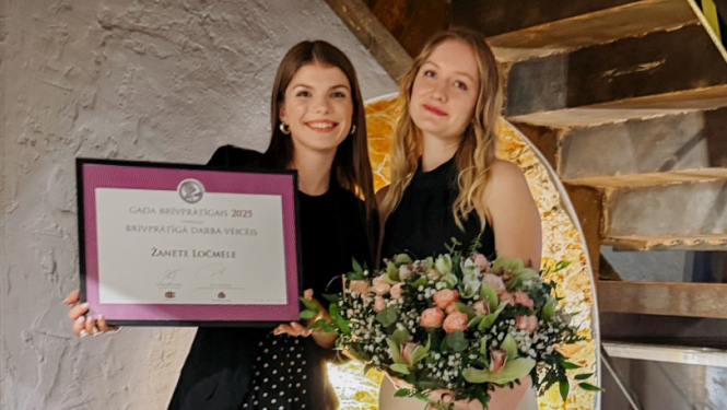 Žanete Ločmele ar saņemto apbalvojumu